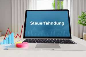 Aufgeklappter Laptop mit Schriftzug Steuerfahndung